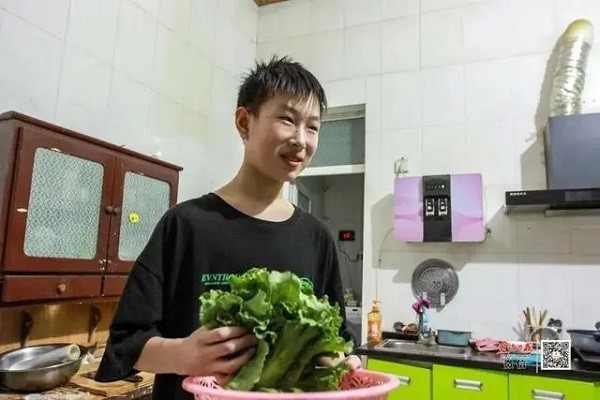 “新時代好少年”賀祉皓：同學(xué)有難就幫一把、扶一把 把愛心傳遞下去