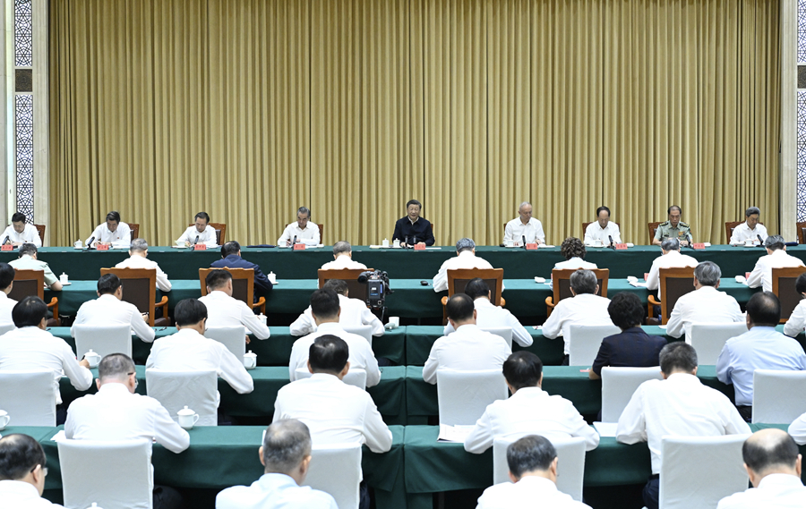 習(xí)近平聽取新疆維吾爾自治區(qū)黨委和政府、新疆生產(chǎn)建設(shè)兵團(tuán)工作匯報(bào)并發(fā)表重要講話