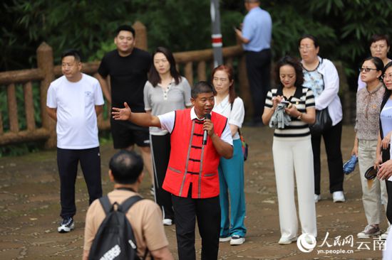 跟著總書記看中國|司莫拉的幸福路越走越寬闊