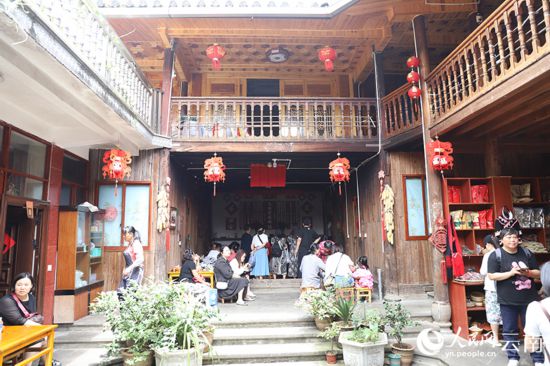 跟著總書記看中國|司莫拉的幸福路越走越寬闊