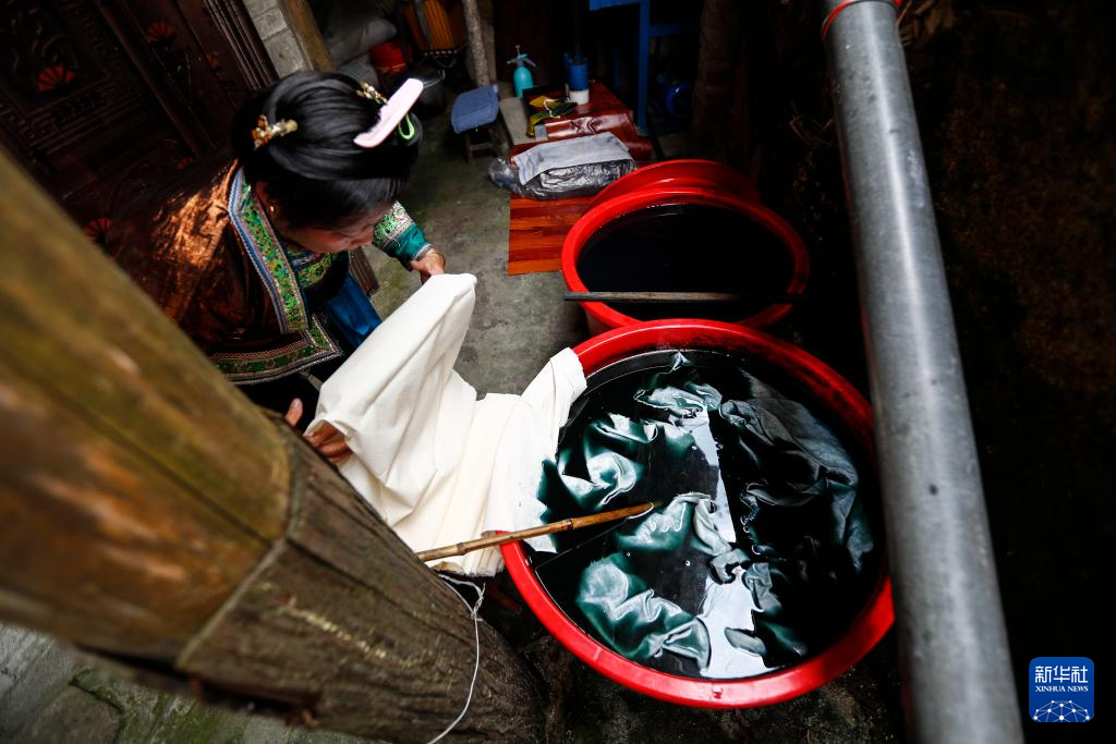 廣西苗族這件衣服，一做就是一年