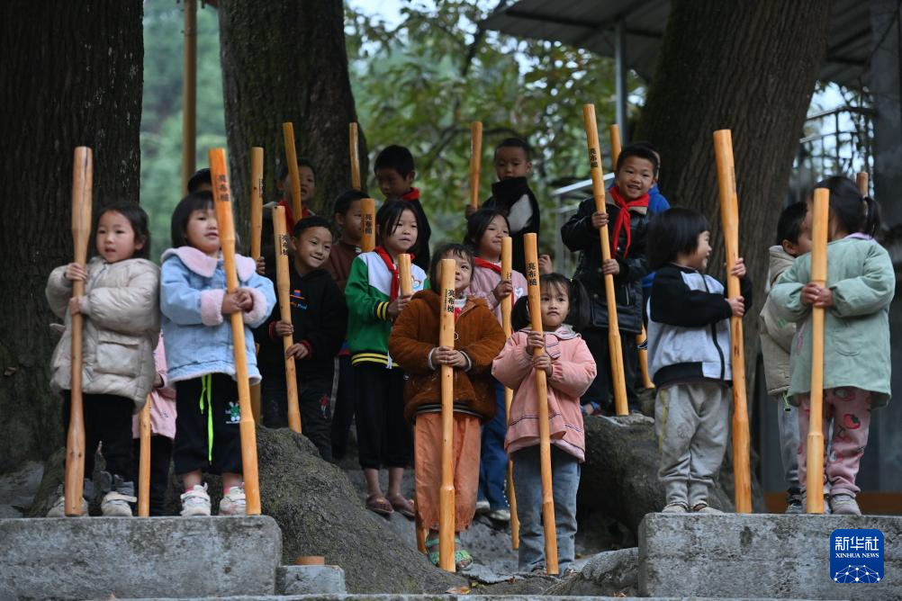 廣西苗族這件衣服，一做就是一年