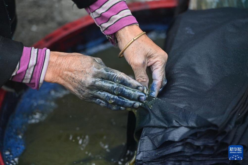 廣西苗族這件衣服，一做就是一年