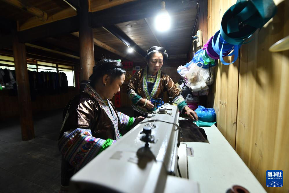 廣西苗族這件衣服，一做就是一年