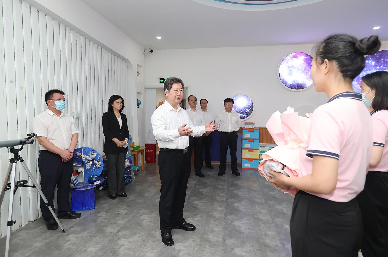 樓陽(yáng)生到鄭州市上街區(qū)調(diào)研學(xué)前教育工作并看望慰問(wèn)教師