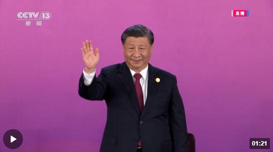 獨(dú)家視頻丨全場(chǎng)沸騰！習(xí)近平向中國(guó)體育代表團(tuán)揮手致意