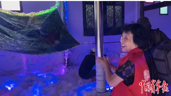 藝術(shù)節(jié)里的導覽員奶奶