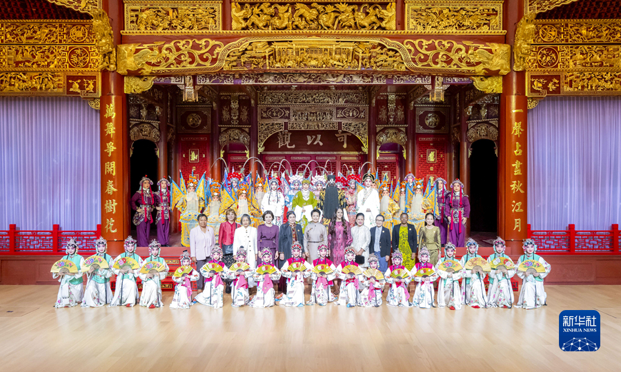 彭麗媛同出席第三屆“一帶一路”國際合作高峰論壇外方領導人夫人參觀中國工藝美術(shù)館