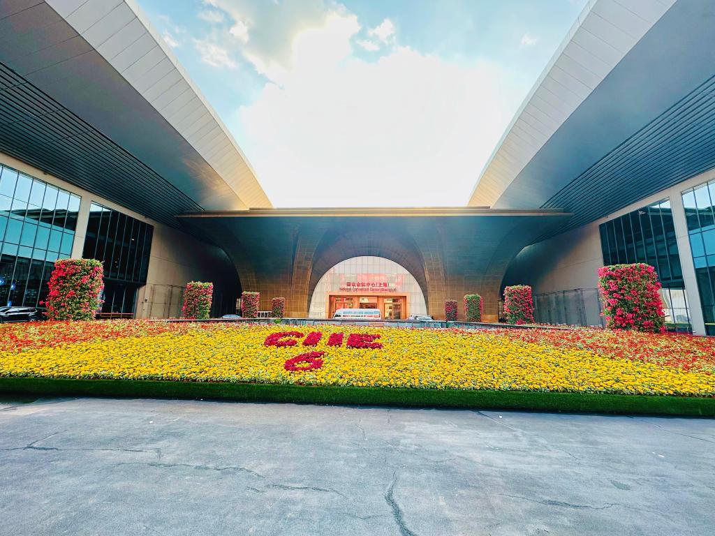 第六屆進(jìn)博會(huì)場(chǎng)館景觀裝飾全面“定妝”