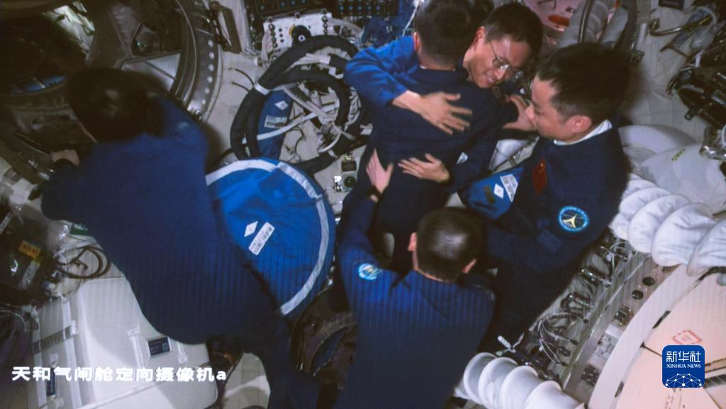 神舟十七號3名航天員順利進(jìn)駐中國空間站