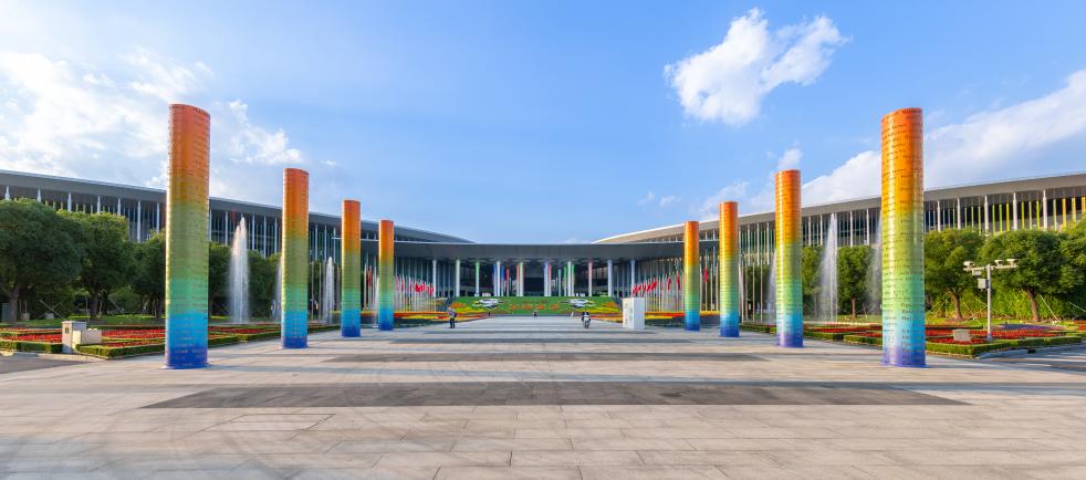 第六屆進(jìn)博會(huì)場(chǎng)館景觀裝飾全面“定妝”