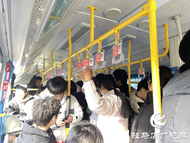 出行難 財經(jīng)學校學生急盼加開公交班次