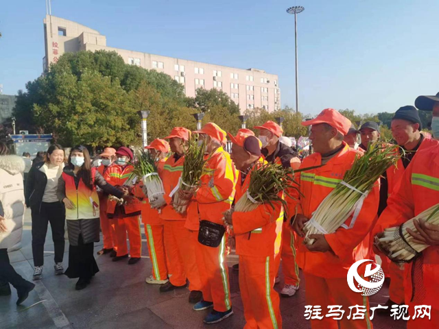 愛心志愿者送&ldquo;暖心蔥&rdquo;給環(huán)衛(wèi)工