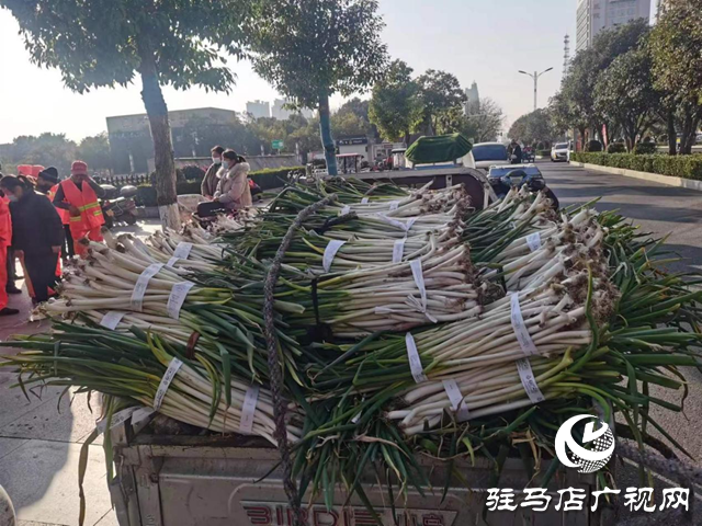 愛心志愿者送&ldquo;暖心蔥&rdquo;給環(huán)衛(wèi)工