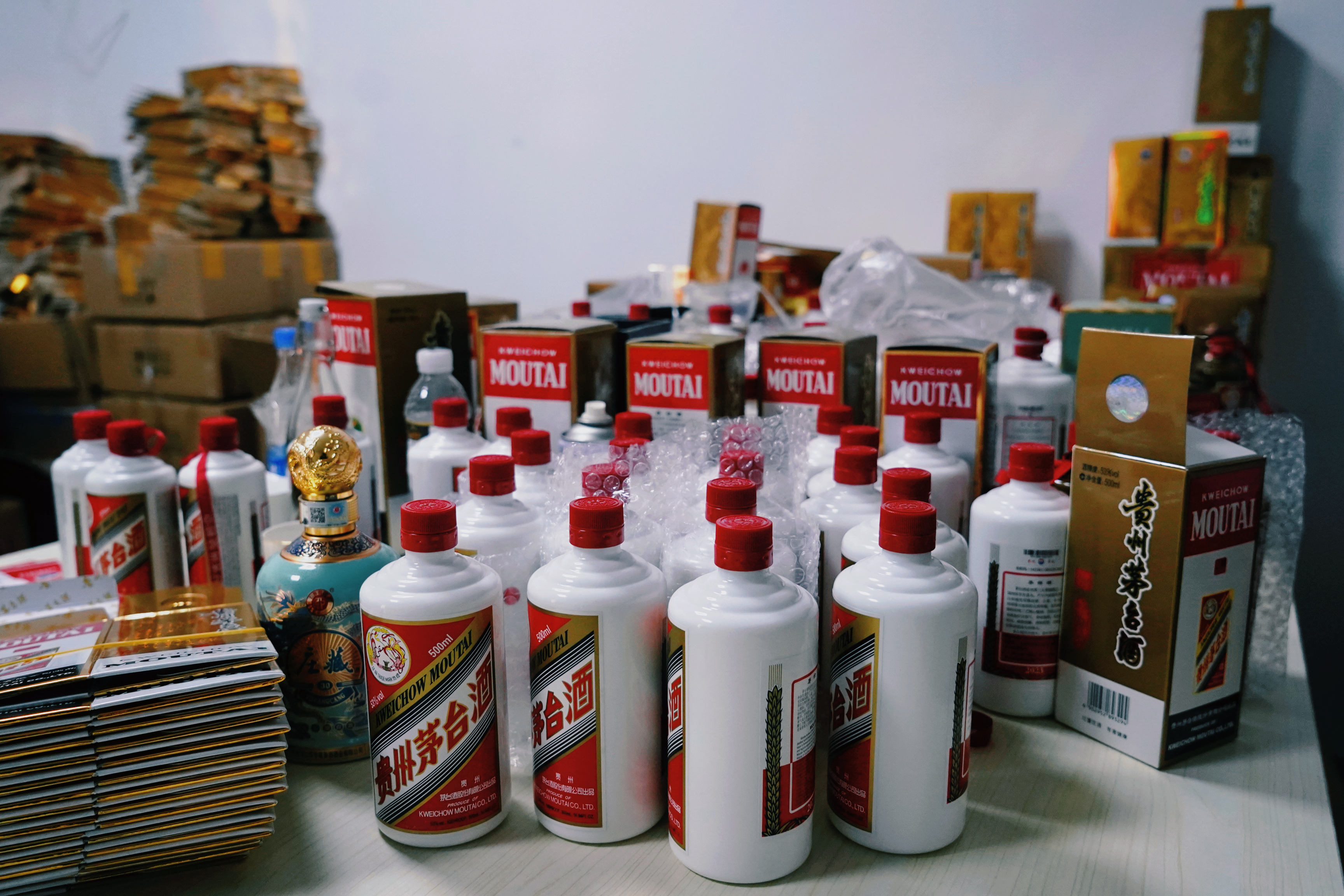 收購茅臺空瓶后灌裝低檔酒售賣，六團(tuán)伙涉案2000余萬元18人被刑拘