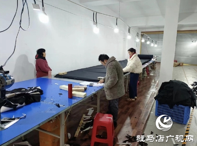 平輿縣李屯鎮(zhèn):鎮(zhèn)村工廠制衣忙 帶動就業(yè)促增收