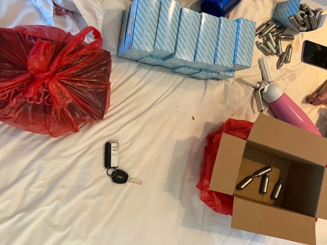 一夜吸食“笑氣”840瓶？抓！