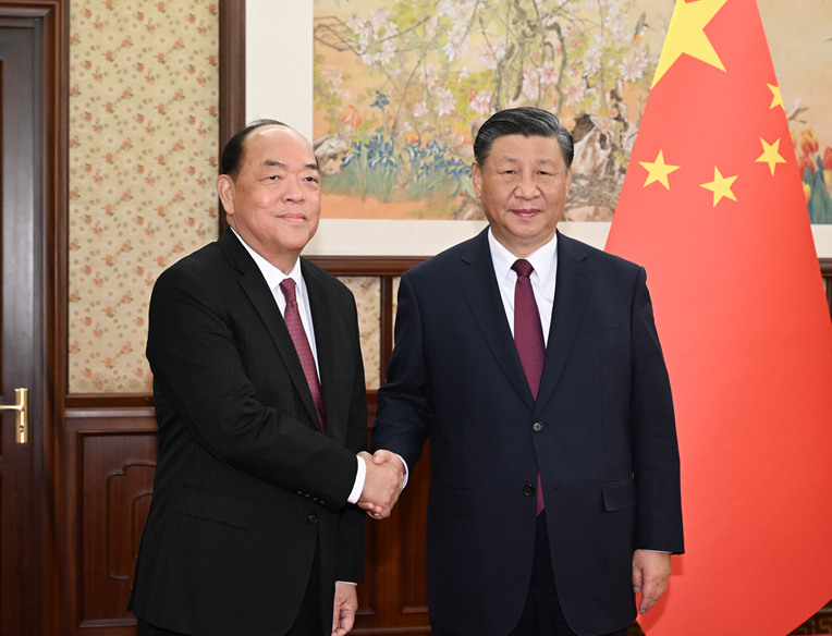 習(xí)近平聽(tīng)取賀一誠(chéng)述職報(bào)告???????