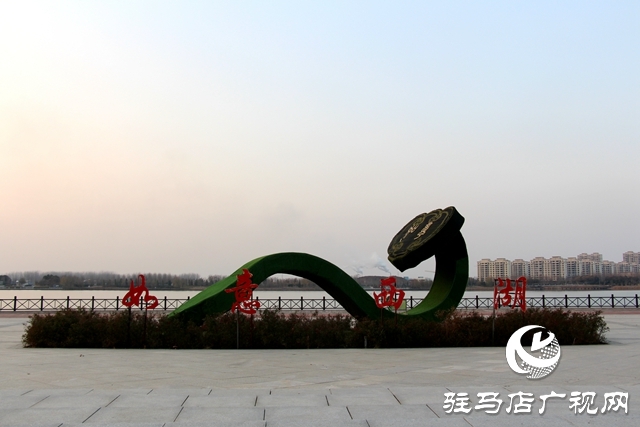 新蔡縣:西湖公園隆冬時節(jié)美如調(diào)色盤