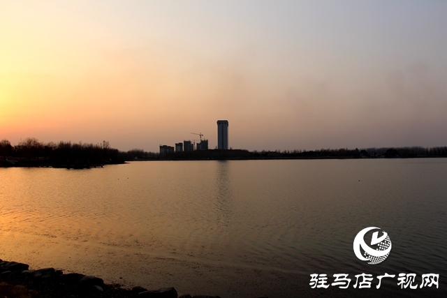 新蔡縣:西湖公園隆冬時節(jié)美如調(diào)色盤