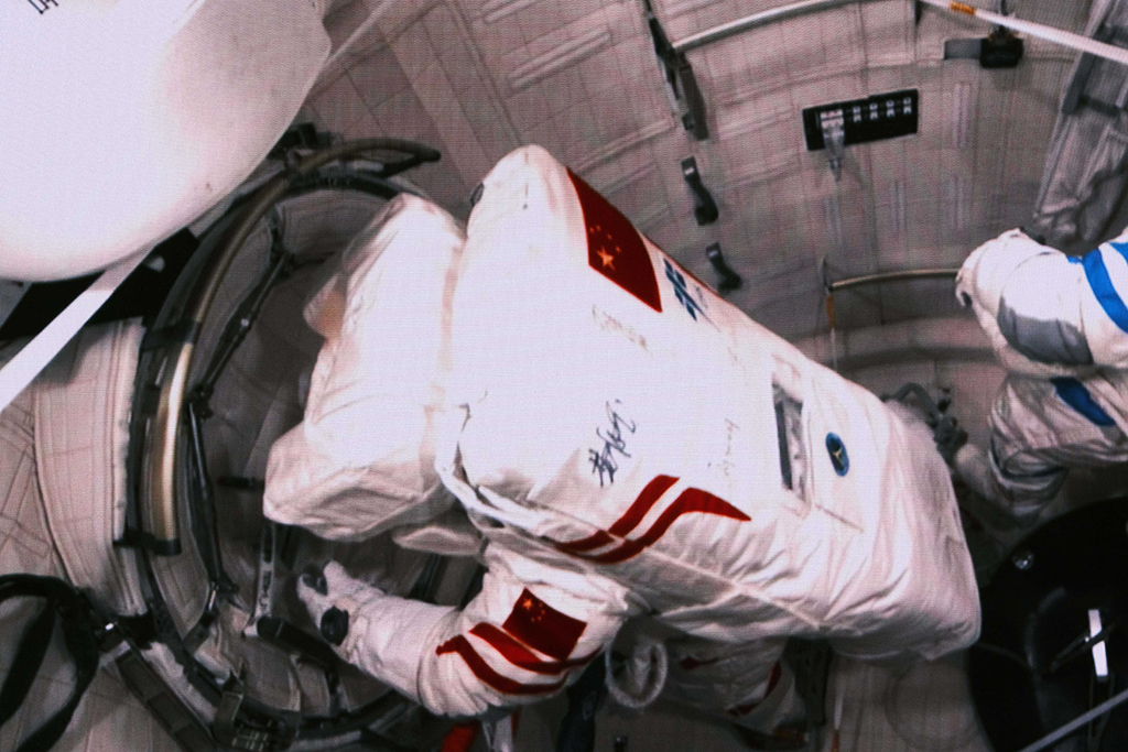 神十七航天員乘組圓滿(mǎn)完成第一次出艙活動(dòng)