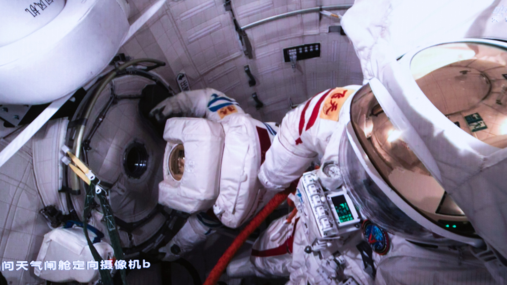 神十七航天員乘組圓滿(mǎn)完成第一次出艙活動(dòng)