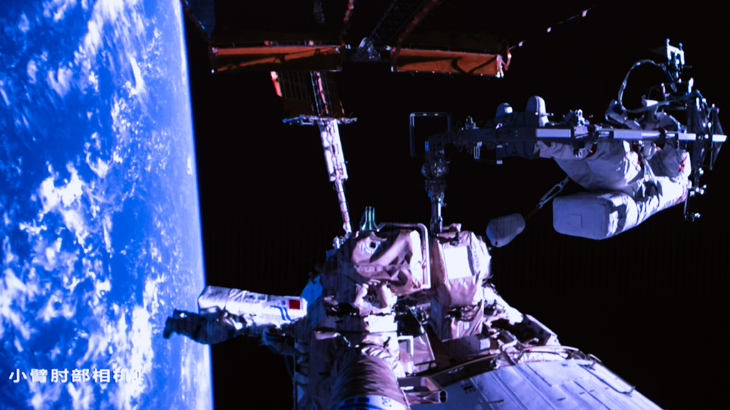 神十七航天員乘組圓滿(mǎn)完成第一次出艙活動(dòng)