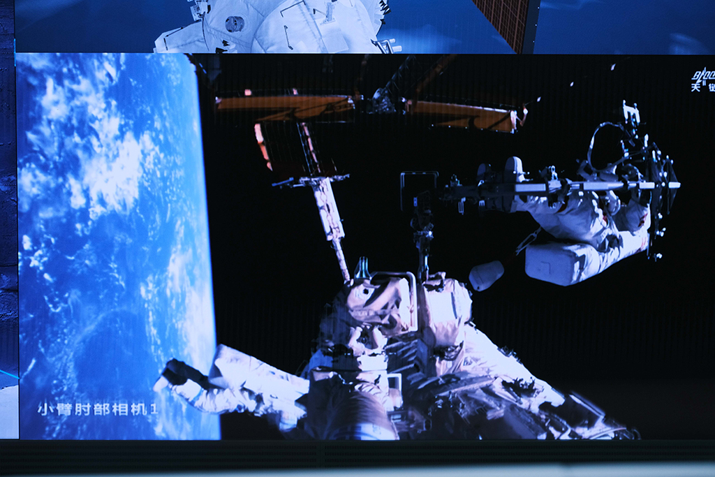 神十七航天員乘組圓滿(mǎn)完成第一次出艙活動(dòng)