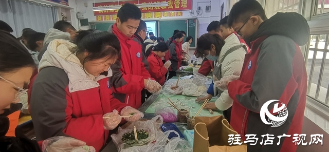 駐馬店市實(shí)驗中學(xué)開展&ldquo;弘揚(yáng)傳統(tǒng) 情滿冬至&rdquo;包餃子活動