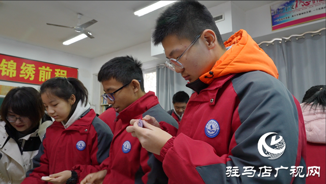 駐馬店市實(shí)驗中學(xué)開展&ldquo;弘揚(yáng)傳統(tǒng) 情滿冬至&rdquo;包餃子活動