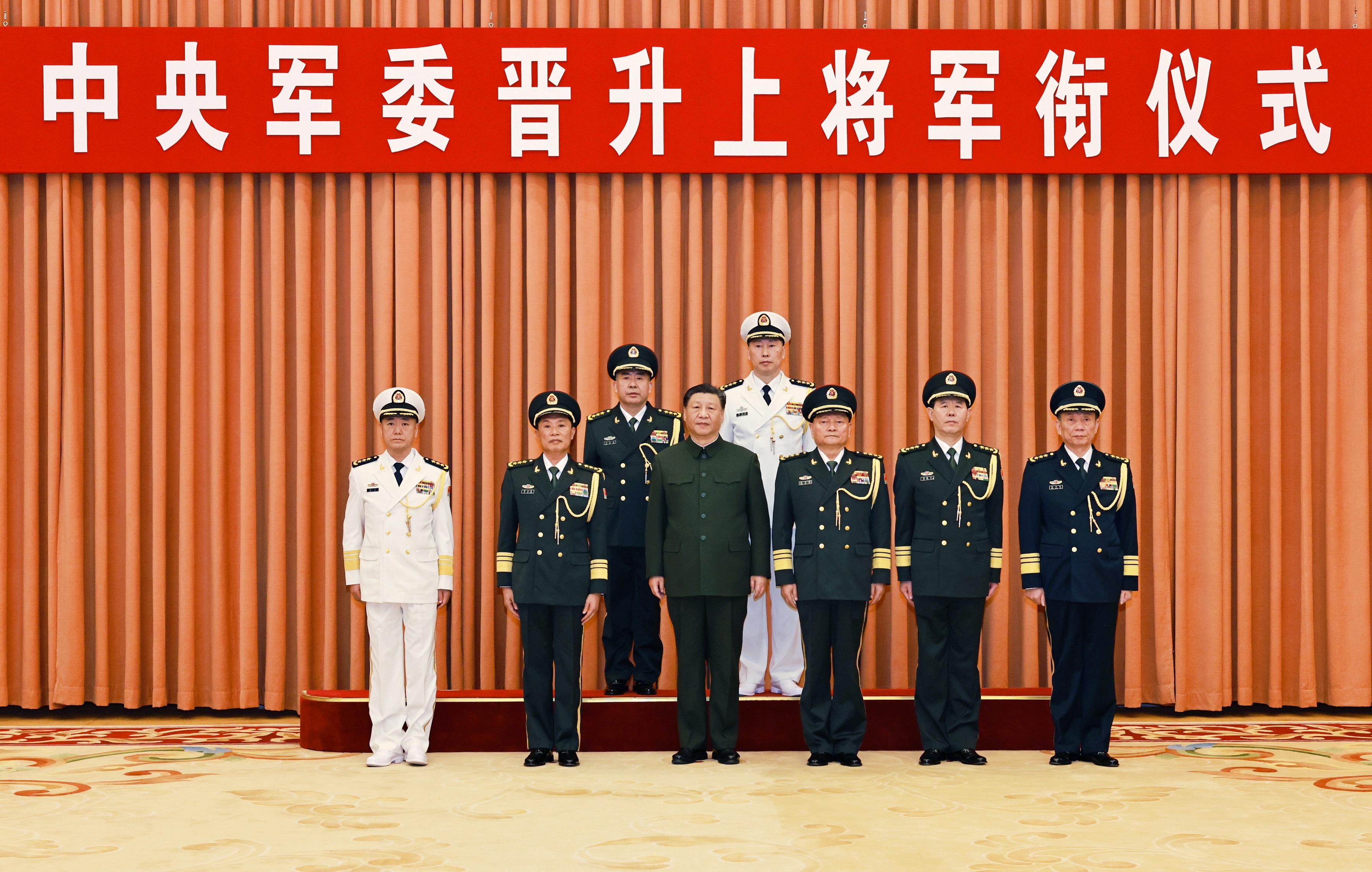 中央軍委舉行晉升上將軍銜儀式 習(xí)近平頒發(fā)命令狀并向晉銜的軍官表示祝賀