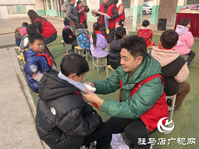 上蔡縣融媒體中心黨總支偕同志愿者聯(lián)盟為大付營村辦實(shí)事送溫暖