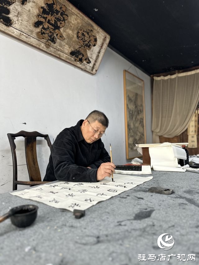 王昉:筆墨傳承文化 書法書寫人生