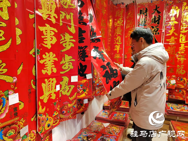春節(jié)臨近 年畫(huà)市場(chǎng)銷(xiāo)售火爆