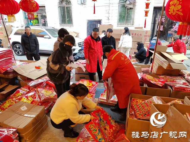春節(jié)臨近 年畫(huà)市場(chǎng)銷(xiāo)售火爆