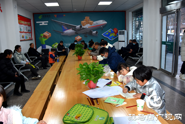 平輿縣郵政&ldquo;愛心驛站&rdquo;為戶外勞動(dòng)者和學(xué)生家長(zhǎng)提供&ldquo;暖心服務(wù)&rdquo;