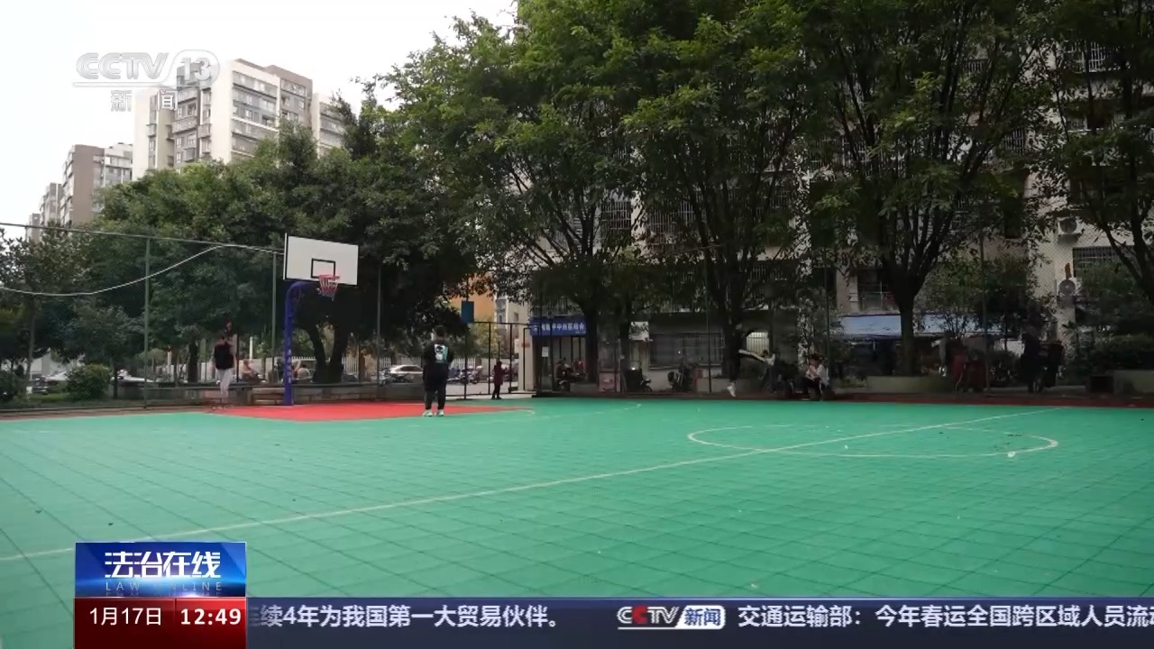 老人橫穿籃球比賽場地被撞要不要賠？法院判決→