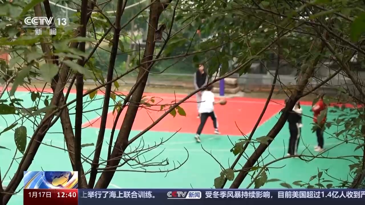 老人橫穿籃球比賽場地被撞要不要賠？法院判決→