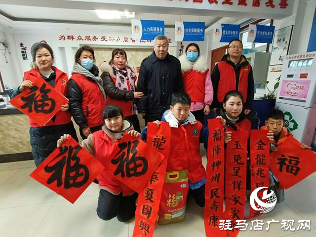 駐馬店市第三小學(xué)舉行義寫春聯(lián)送祝?；顒?dòng)