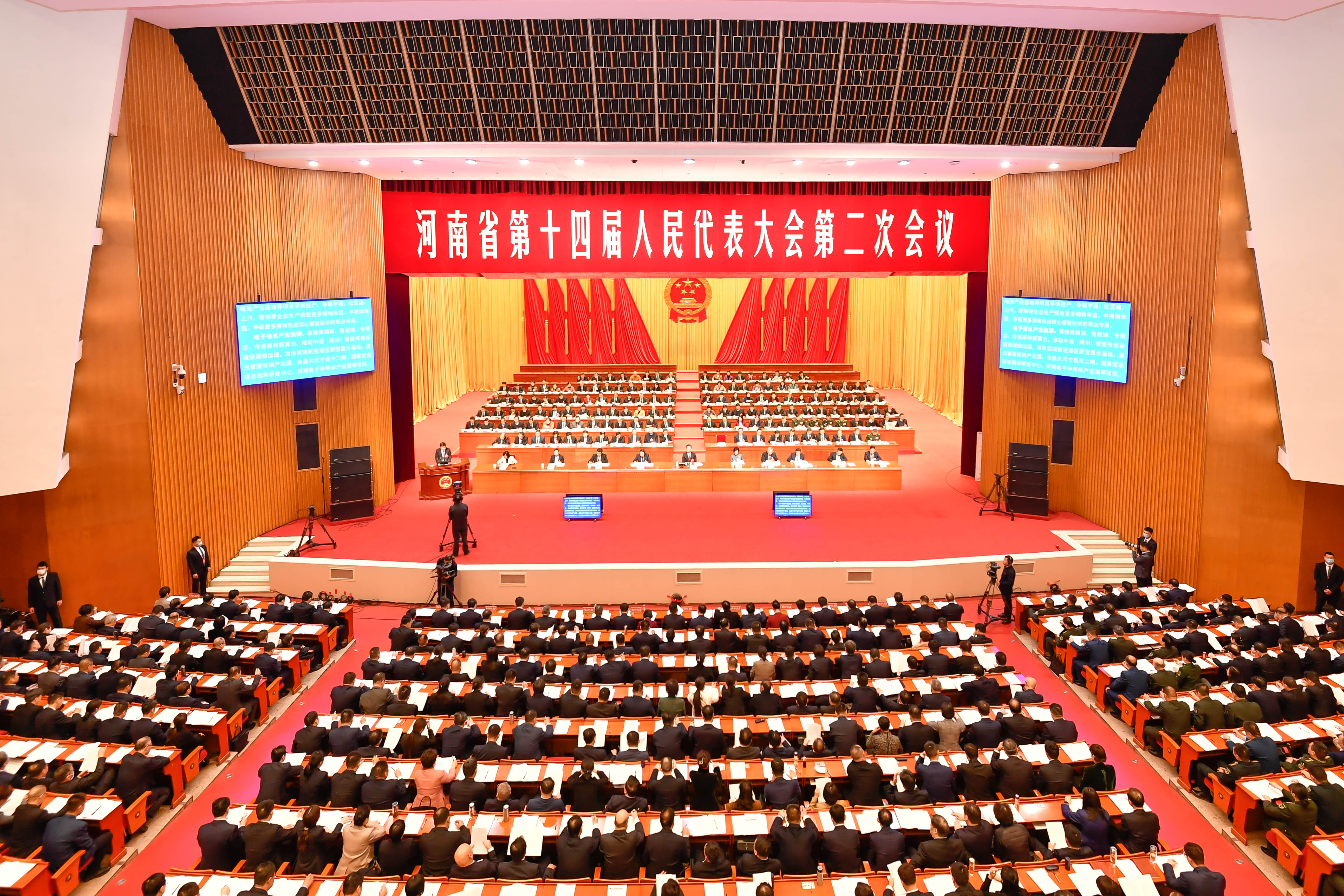 出席省十四屆人大二次會議的駐馬店代表團代表???????熱議省政府工作報告