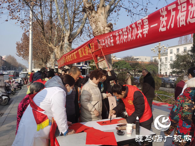 泌陽縣文聯攜愛心企業(yè)開展送福進萬家暨義診活動