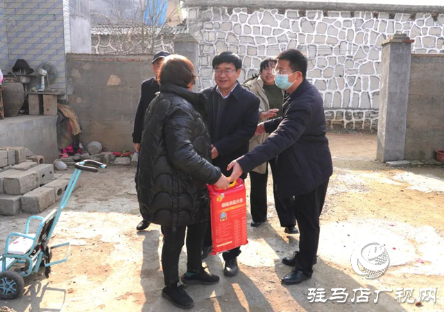 駐馬店市委直屬機關(guān)工委赴幫扶村開展“迎雙節(jié) 送溫暖 固成果”春節(jié)走訪慰問活動