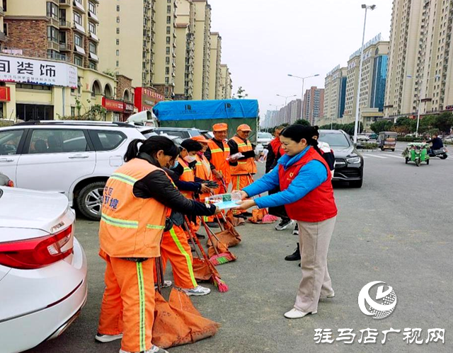 暖！志愿者為環(huán)衛(wèi)工送去手套、暖寶寶貼