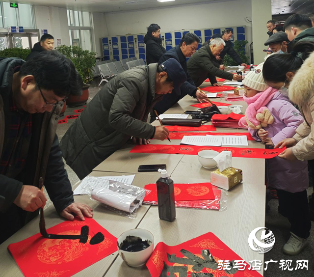 駐馬店市舉辦“百花迎新樂中原”文藝界義寫春聯(lián)活動