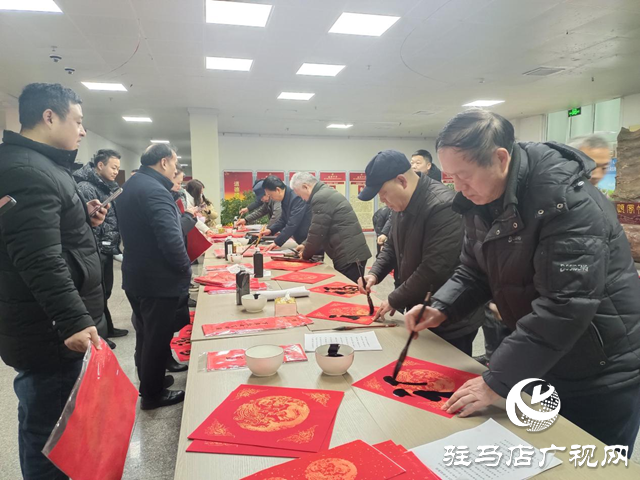 駐馬店市舉辦“百花迎新樂中原”文藝界義寫春聯(lián)活動