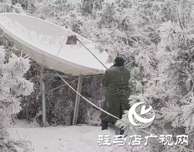 冰雪中堅守高山發(fā)射塔的廣電人