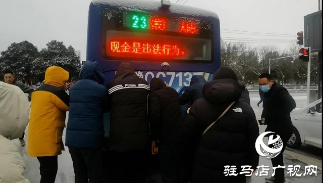 車輛雪中打滑 市民秒變&ldquo;推車俠&rdquo;