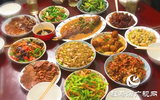 年夜飯餐桌上必有的菜品，看看和你家的一樣嗎