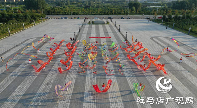 泌陽(yáng)縣開展“強(qiáng)國(guó)復(fù)興有我”群眾文化快閃活動(dòng)