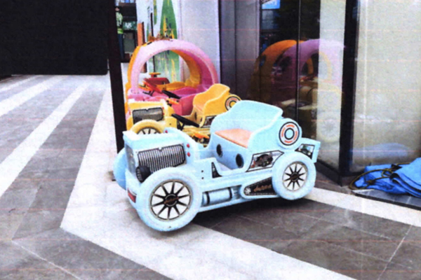 兒童駕駛商場電動游藝車撞傷路人，誰應擔責？法院這樣判